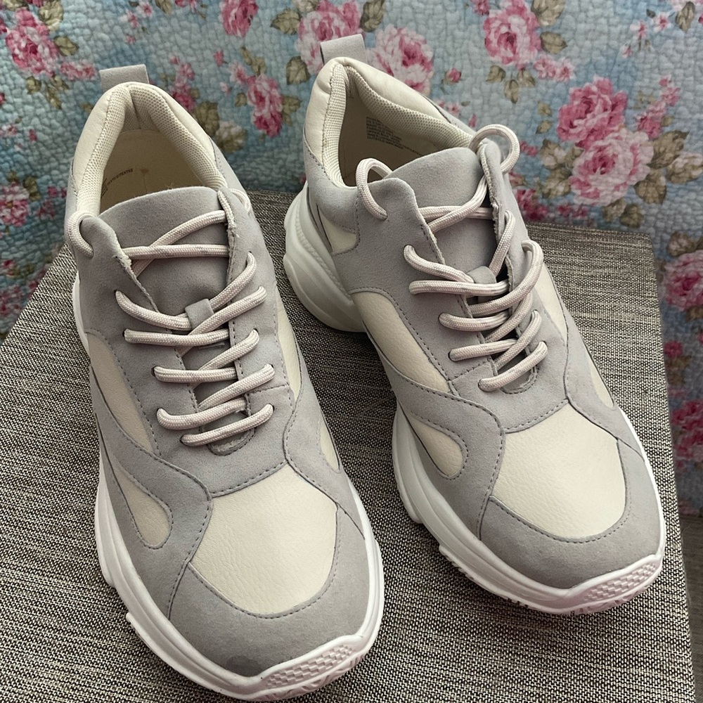 NWOT Shoe Dazzle Women's Gray and White Sneakers